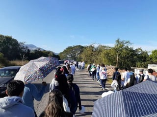 Al menos 500 profesores de distintas escuelas del Valle del Ocotito, en Chilpancingo, marcharon esta mañana para exigir seguridad en su comunidad, luego de que el pasado 22 de enero en la región asesinaron a un profesor cerca de su escuela. (ESPECIAL)