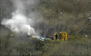 Un testigo dijo a la NTSB que el helicóptero volaba hacia adelante y descendente en medio de la neblina antes de estrellarse en la ladera. (CORTESÍA)