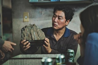 Aunque aparece sólo unos minutos en la cinta 'Parasites', la roca que le regalan a Ki-woo -el protagonista- fue capaz de llamar la atención por su misterioso significado. (ESPECIAL)