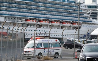 El pasajero, que viajaba acompañado por su esposa, fue trasladado a un centro hospitalario.