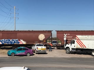 El camión fue impactado en su costado derecho por la máquina del ferrocarril en el ejido San José del Viñedo.