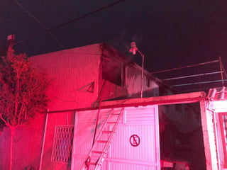 Dos personas terminaron con quemaduras de segundo y tercer grado luego de que el tanque de gas del calentón que usaban explotara dentro de su vivienda en Torreón. (EL SIGLO DE TORREÓN)