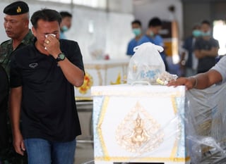 Tailandia estaba de luto el domingo después del peor tiroteo en el país donde murieron una madre que conducía su automóvil con su hijo sentado a un lado, un estudiante de 13 años que iba en motocicleta a su hogar y dos docenas de personas más. (EFE)