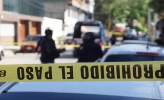 Tras los reportes al número de emergencia, elementos de la Comisaría de Policía de Guadalajara confirmaron el hallazgo e informaron a la Fiscalía de Jalisco, la cual ya investiga el homicidio. (EL UNIVERSAL)
