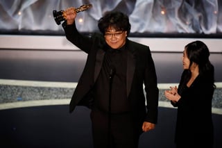 Bong Joon Ho recibe la estatuilla por Mejor Película Internacional por Parásitos. (EFE)

