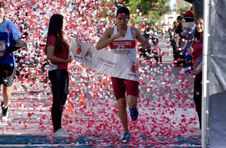 Alan Hernández fue el primero en cruzar la meta en la carrera de 5 kilómetros de El Siglo. (JESÚS GALINDO)