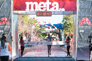 El keniano Robert Kiprotich y la lagunera Fátima Alanís fueron los primeros en llegar a la meta en el Medio Maratón de El Siglo de Torreón, que se corrió ayer por la mañana. . (Fernando Compeán)