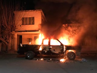 Elementos del Heroico Cuerpo de Bomberos apagaron el incendio, pero le llamas habían consumido en su totalidad el interior de la camioneta, así como del área del motor. (EL SIGLO COAHUILA)
