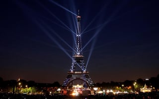 Esos mensajes serán visibles en la fachada de la torre Eiffel que da hacia el río y hacia el Trocadero. (ARCHIVO)