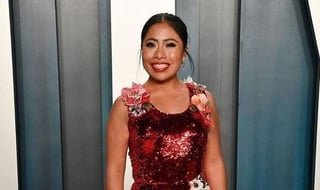Yalitza Aparicio se robó miradas luciendo un vestido de lentejuelas rojo de la firma italiana Dolce & Gabbana durante su paso por la alfombra roja de la fiesta organizada por la revista Vanity Fair posterior a la entrega de los premios Oscar. (INSTAGRAM)