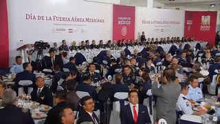 Altos mandos del Ejército mexicano brindaron hoy un desayuno junto al presidente Andrés Manuel López Obrador, en el marco del 105 aniversario de la Fuerza Aérea Mexicana. (ESPECIAL)