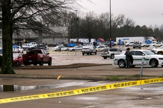 Un hombre armado murió después de un tiroteo el lunes por la mañana en un Walmart en el este de Arkansas que dejó dos policías heridos, informaron las autoridades. (AP)