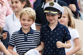 El hijo mayor de los duques de Cambridge, el príncipe George, con playera a rayas. (ESPECIAL)