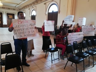 Habitantes de la Villa de Ciudad Juárez y perredistas irrumpieron ayer en la reunión de la comisión de Medio Ambiente. (EL SIGLO DE TORREÓN/VIRGINIA HERNÁNDEZ)