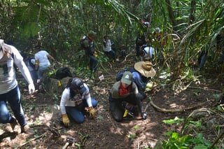 Con azadones, picos, palas y machetes, cientos de familiares de desaparecidos escarban en busca de tumbas clandestinas en la comunidad del Paso de Coyutla, en Veracruz (este), un estado mexicano sumido en la violencia del narcotráfico. (EFE)