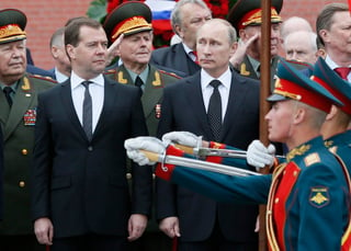 Diputados rusos proponen que Putin (d) y Medvédev (i) sean senadores vitalicios tras dejar el poder. (ARCHIVO) 
