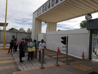 Mujeres de Ciudad Juárez, autoridades locales y perredistas, bloquearon la carretera de acceso de entrada de la termoeléctrica Guadalupe Victoria esta mañana. (VIRGINIA HERNÁNDEZ)