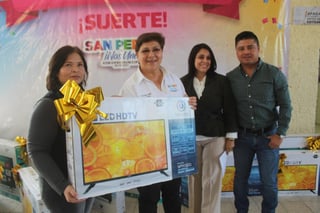 Personal del Ayuntamiento de San Pedro sacó a los 15 ganadores de estos premio. (DIANA GONZÁLEZ)