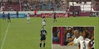 Las imágenes de televisión captaron cuando el fan, vestido con una camiseta de la Selección de Argentina, se retiró por su cuenta del inmueble. (CORTESÍA)