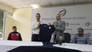 Rubén García, presidente de Federación Dominicana de Futbol, indicó durante la presentación que Passy es 'la persona indicada para este reto'. (CORTESÍA)