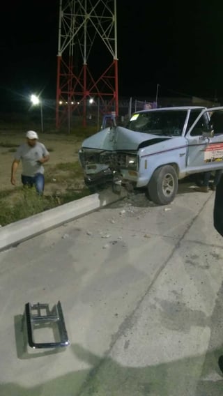 La noche de este martes el conductor de una camioneta chocó y derribó un poste de concreto. (EL SIGLO DE TORREÓN)