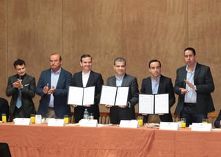 El gobernador firmó un convenio de colaboración entre Nafinsa y la Asociación de Industriales y Empresarios de Ramos Arizpe.