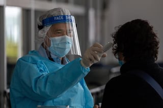 Un paciente surcoreano infectado con el nuevo coronavirus se recuperó tras recibir un medicamento contra el Sida. (ARCHIVO)