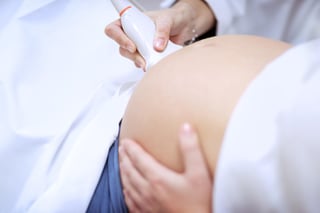 Un estudio preliminar publicado este miércoles en la revista médica 'The Lancet' concluye que no existen indicios de que el coronavirus se contagie de la madre al feto durante el tercer trimestre de embarazo. (ARCHIVO) 
