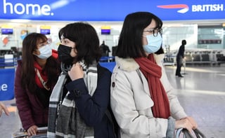 La mujer, que contrajo el virus en China y desarrolló síntomas tras aterrizar en el aeropuerto de Heathrow, va a ser ingresada en el hospital St Thomas de Londres. (ARCHIVO)