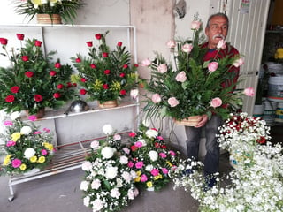 El señor José Pérez prevé duplicar la venta de arreglos florales. (EL SIGLO DE TORREÓN/VIRGINIA HERNÁNDEZ)