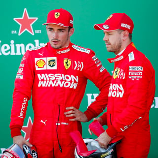 Charles Leclerc (i) y Sebastian Vettel, pilotos de Ferrari. (ARCHIVO)