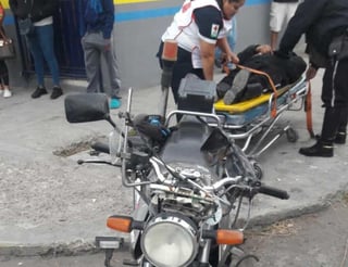 El agente fue atendido por paramédicos de la Cruz Roja y llevado al Hospital del ISSSTE de Ciudad Lerdo. (EL SIGLO DE TORREÓN)