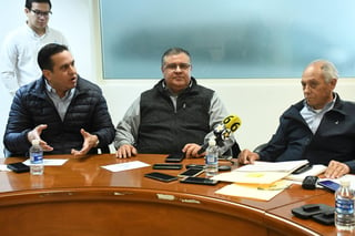 Fue el secretario del Ayuntamiento de Torreón y miembro del consejo, Sergio Lara, quien afirmó que se tuvieron acuerdos previos ya con representantes. (FERNANDO COMPEÁN)