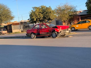 Tres lesionados y daños por 50 mil pesos dejó un accidente registrado sobre el bulevar México y avenida Nicaragua del fraccionamiento Latinoamericano de Torreón. (EL SIGLO DE TORREÓN)