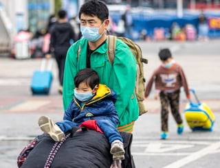 Hasta el momento, China elevó a más de 59,800 los contagios y 1,367 los decesos provocados por el coronavirus. (EFE) 