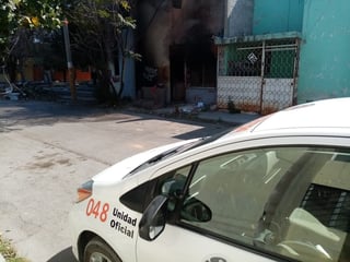 Voraz incendio consume vivienda en Torreón; el fuego fue iniciado por el hombre que habita la casa. (EL SIGLO DE TORREÓN)