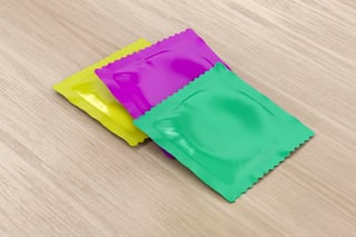 De acuerdo con encuestas recientes, más del 95 por ciento de los jóvenes conocen y tienen acceso al condón, sin embargo, la proporción del número de quienes lo usan cae hasta en 70 por ciento o menos. (ARCHIVO) 