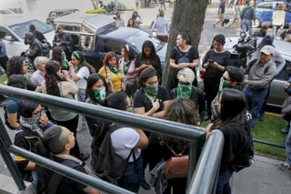  Un grupo de mujeres realizó una protesta frente a las instalaciones del periódico Reforma, en la Ciudad de México, por la publicación de las fotografías del cuerpo de Ingrid Escamilla, quien fue asesinada el fin de semana pasado presuntamente por su pareja Erick Francisco. (NOTIMEX)
