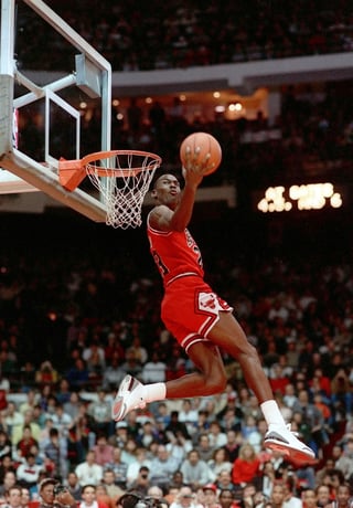 Michael Jordan se impuso por apretado margen a Dominique Wilkins en el concurso de clavadas de 1988. (ARCHIVO) 