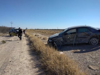 El accidente vial se registró cerca de las 17:00 horas del pasado viernes sobre el kilómetro 90 de la carretera que conduce de la ciudad de Gómez Palacio a la comunidad de Ceballos.
(EL SIGLO DE TORREÓN)