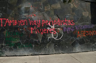 A lo largo de las manifestaciones de ayer, las consignas 'México feminicida', '¡fuimos todas!', '¡fuera prensa amarillista!', 'justicia para Ingrid' fueron una constante; algunas de estas expresiones quedaron marcadas en las paredes de los edificios de Reforma.
(NOTIMEX)