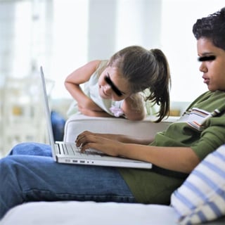 A través de la mencionada plática, se orientará a los padres de familia sobre cómo vigilar las redes sociales de sus hijos. (ESPECIAL)