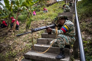 Soldados participan en el comienzo de los ejercicios militares para la 'defensa de la ciudades' junto con simpatizantes chavistas. (EFE) 