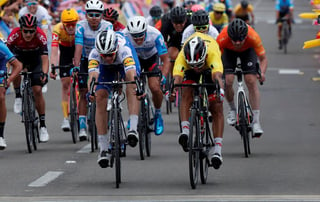 Sebastián Molano (d) conquistó la quinta etapa del Tour Colombia, el cual llegará hoy a su final.