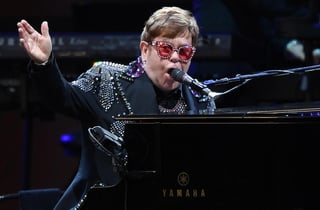 Elton John se vio obligado a suspender un concierto este domingo en la ciudad neozelandesa de Auckland tras perder su voz por una neumonía atípica que le había sido diagnosticada algunas horas antes. (ARCHIVO)