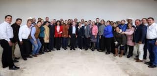 En un interesante encuentro con 35 de los 39 alcaldes del Estado, el gobernador de la entidad, José Rosas Aispuro Torres, sostuvo que el objetivo es que Durango salga adelante. (CORTESÍA) 