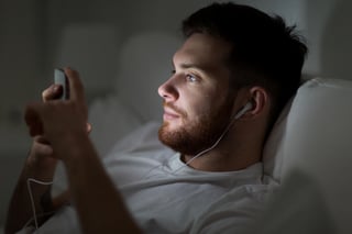 El uso del teléfono celular antes de dormir está asociado con una mala calidad de sueño y con un riesgo mayor de desarrollar insomnio. (ARCHIVO) 