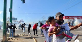 Policías Estatales desalojaron este domingo con gases lacrimógenos a estudiantes de la Escuela Normal Rural Mactumatzá en Tuxtla Gutiérrez y a familiares de los 43 normalistas de Ayotzinapa, que difundían sus inconformidades y bloqueaban un tramo del libramiento norte hacia la carretera Tuxtla Gutiérrez - Plan de Ayala - San Fernando. (ESPECIAL)