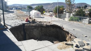 De acuerdo con los vecinos, entre ellos Nery Silva Martínez, hace casi cinco años se abrió un socavón sobre la calle principal entre los límites de Pachuca y Mineral de la Reforma, con un diámetro de 12 metros y 40 de profundidad. (ESPECIAL)

