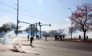 Para desalojar el bloqueo, los policías lanzaron bombas de gas lacrimógeno con lo que dejaron lesionado a uno de los manifestantes. (EL UNIVERSAL)
